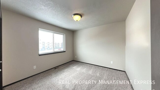 Building Photo - 5911 S Whisper Creek Pl