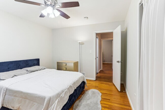 Building Photo - Lovely 3br/3ba home minutes from Downtown ...