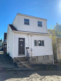Building Photo - NEWLY RENOVATED 2 BEDROOM IN THE HEART OF ...