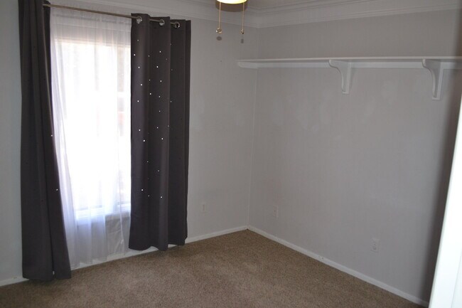 Building Photo - Conveniently Located Beautiful 3/2/2 on Co...
