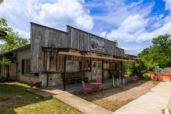 Building Photo - 320 Creek Dr