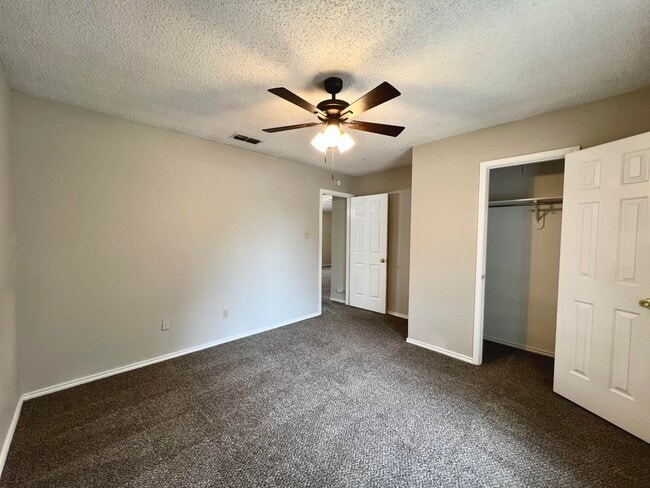 Building Photo - 5908 10th Dr