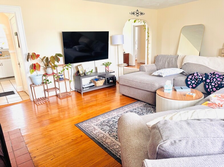 Building Photo - 218 E 24th St