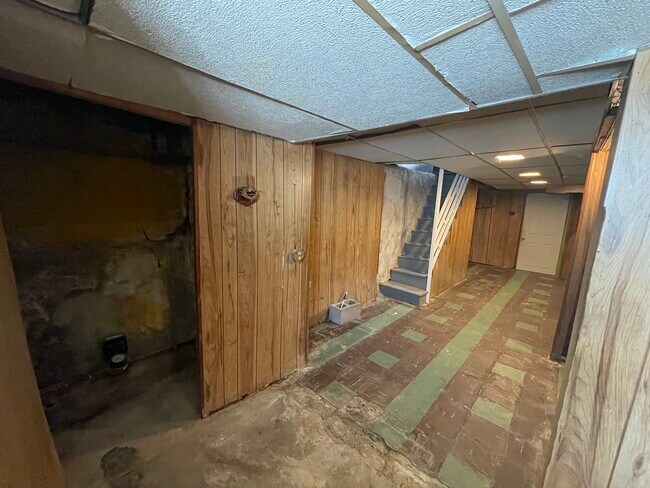 Building Photo - 1611 S Yewdall St