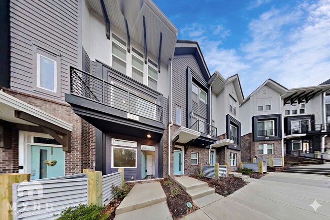 Building Photo - 586 W End Dr