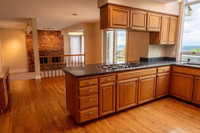 Building Photo - 3Bd/3Ba Bellevue House