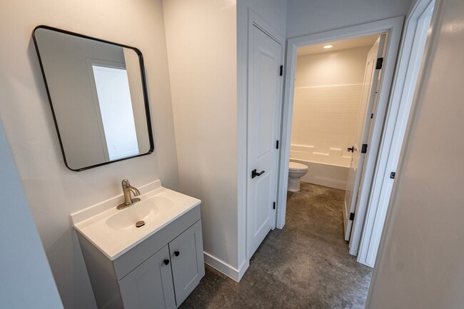 Building Photo - 4 Bedroom 2 Bathroom Home