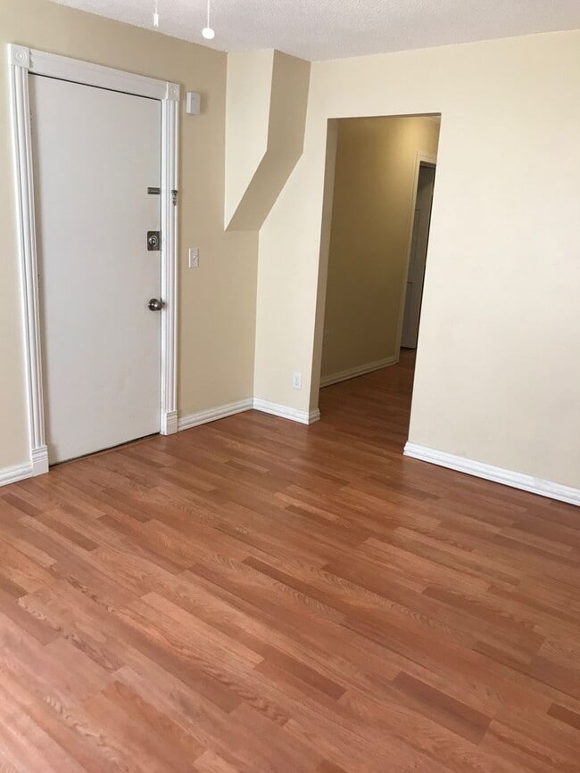 Building Photo - 612