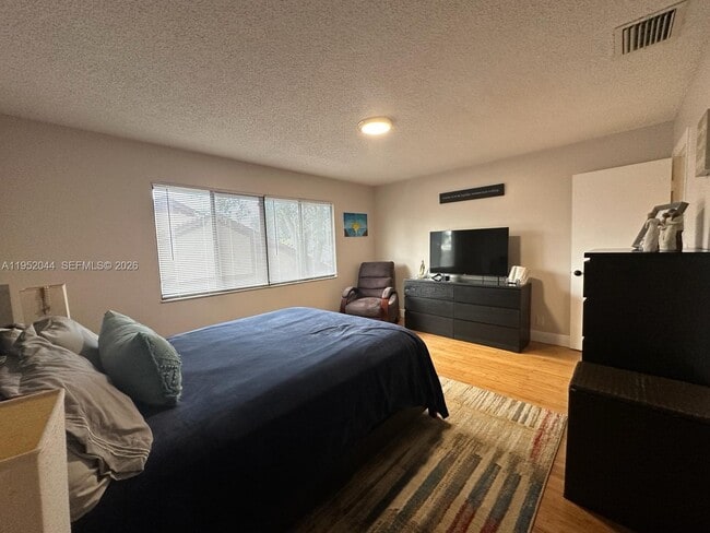 Building Photo - 8320 SW 39th Ct