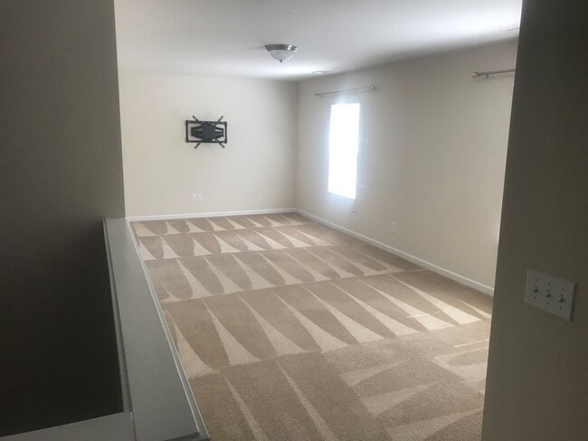 Building Photo - GREAT 4 BEDROOM !!!