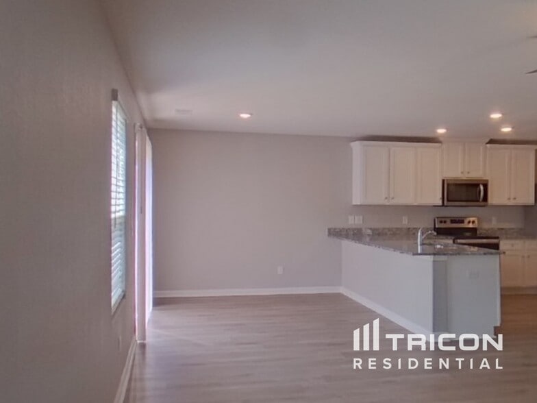 Building Photo - 2124 Southlea Dr