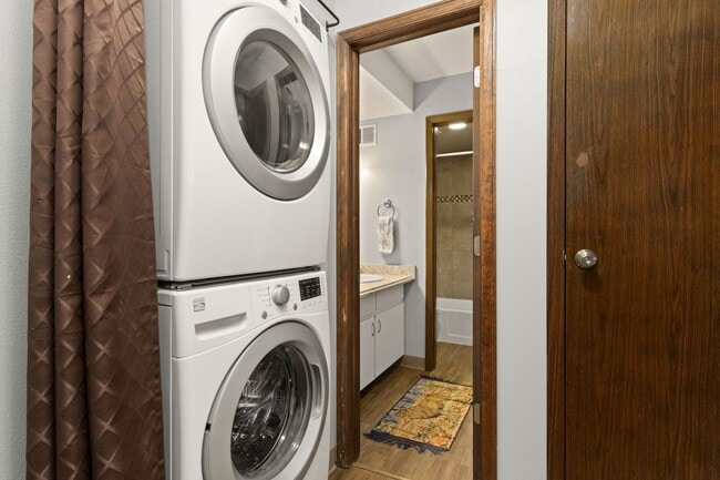 Building Photo - 2 Bedroom, 1 Bathroom Apartment, trash, water, and hot water heat included in rent.