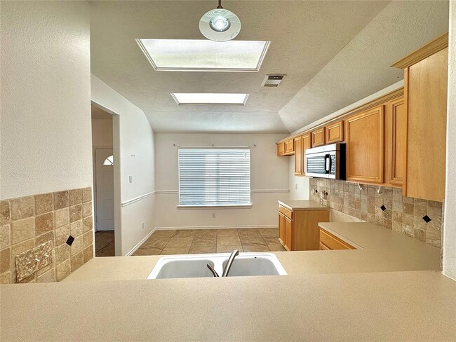 Building Photo - 10606 Acacia Forest tr