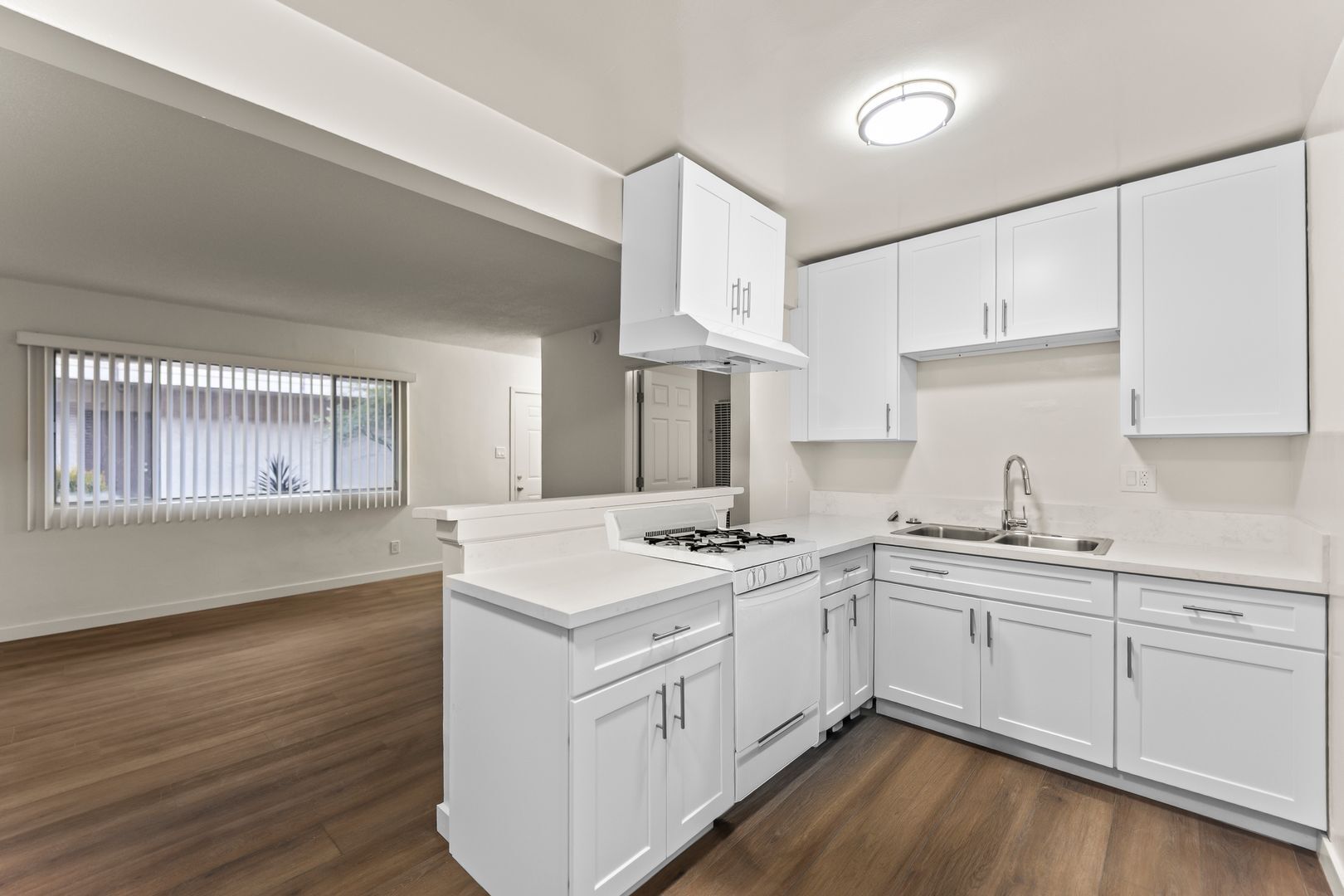 Building Photo - 9721 San Pedro St