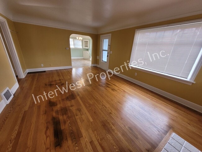 Building Photo - ADORABLE 2 BEDROOM HOUSE IN NORTH PORTLAND WITH LARGE BACK YARD & 2 CAR GARAGE!