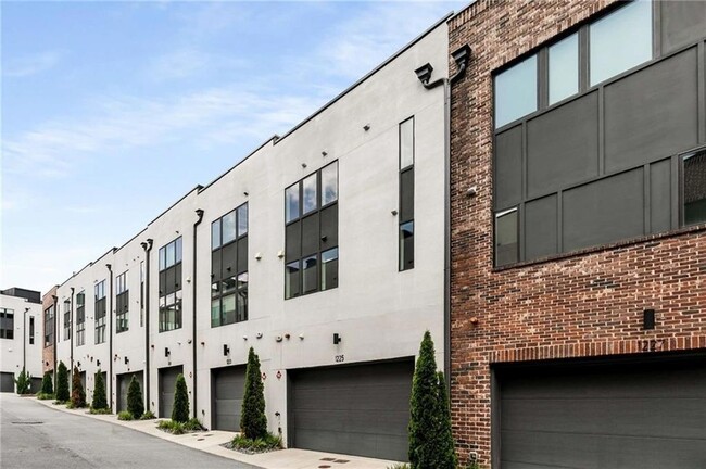 Building Photo - 1225 Chelsea Cir NW