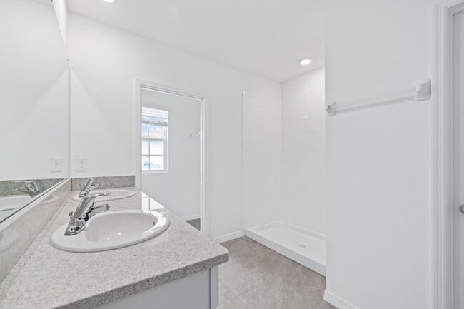 Building Photo - "Spacious 5-Bedroom Retreat with 3 Full Baths in Epperson Lagoon Wesley Chapel – 2,601 Sq. Ft. of...