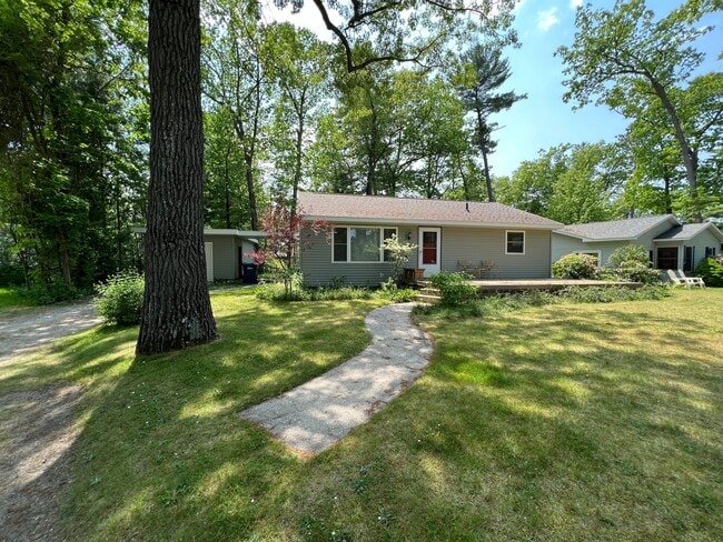 Building Photo - The Little Bungalow of Your Dreams Near East Bay! 2BR / 1BA Long-Term Rental