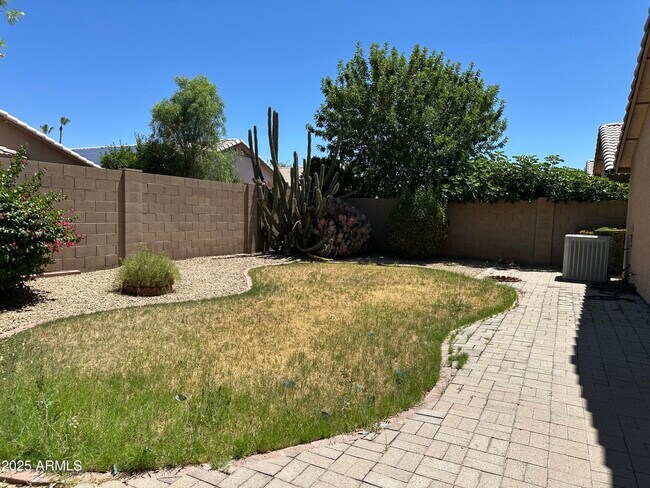 Building Photo - 2326 E Aire Libre Ave