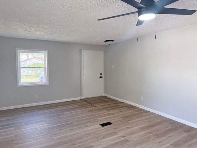 Building Photo - Newly Remolded 2 Bedroom Home on the South...