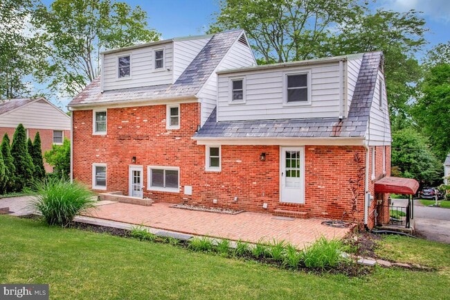 Building Photo - 8205 Robin Hood Ct