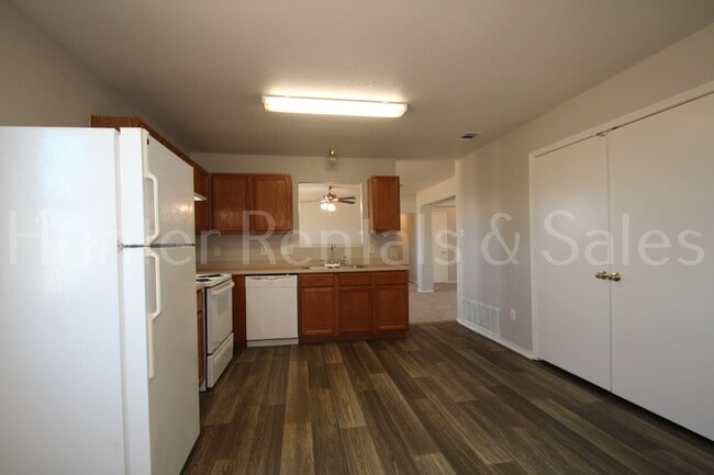 Building Photo - Spacious!