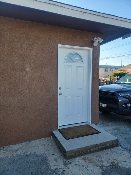 Primary Photo - 4216 W 104th St