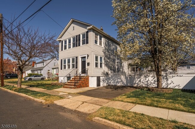 Building Photo - 536 Spruce Ave