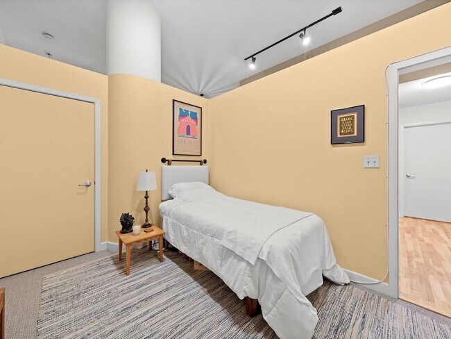 Building Photo - 211 E Ohio St