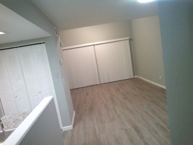 Building Photo - Townhomes 2 beds with den.  MOVE IN TODAY