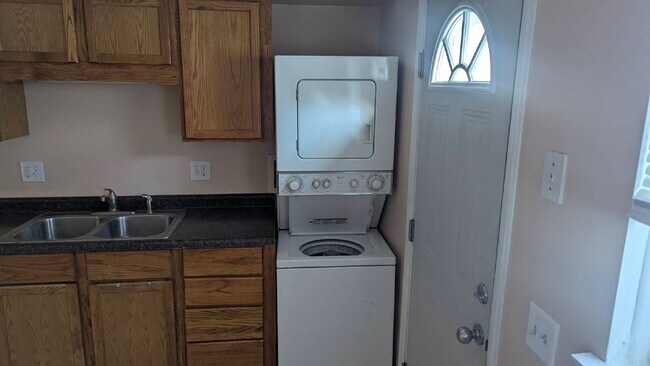 Building Photo - 721 Peachtree Pl