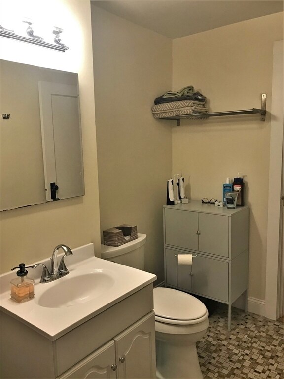 Building Photo - 76 Wenham St