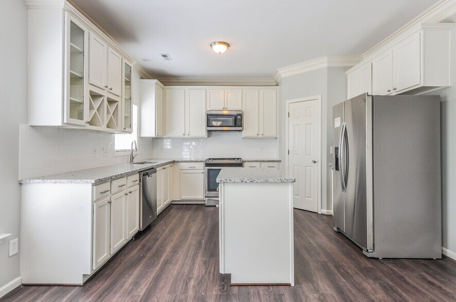 Building Photo - 401 Pyracantha Dr