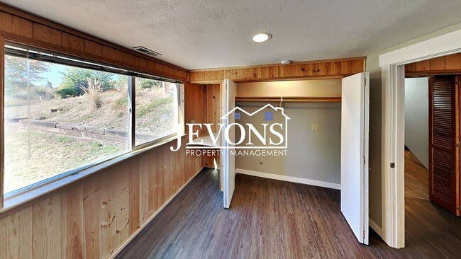 Building Photo - Near Randall Park - Charming home with two kitchens and washer/dryer included!