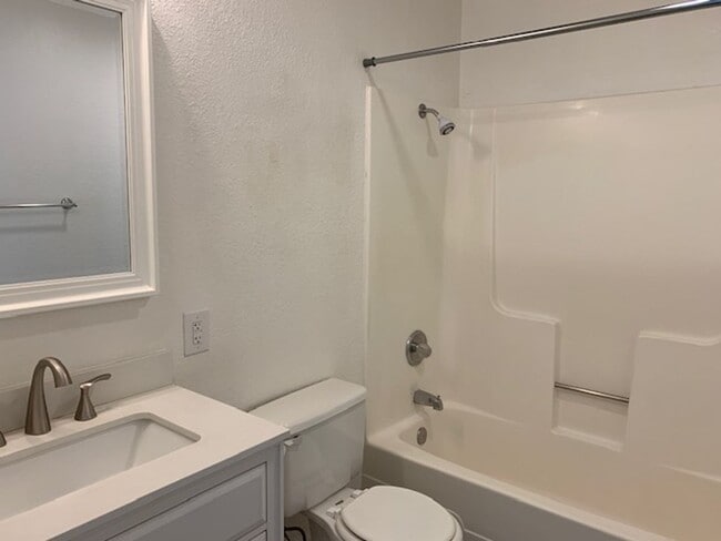 Building Photo - 3 Bedroom, 2 full Bath suite!!