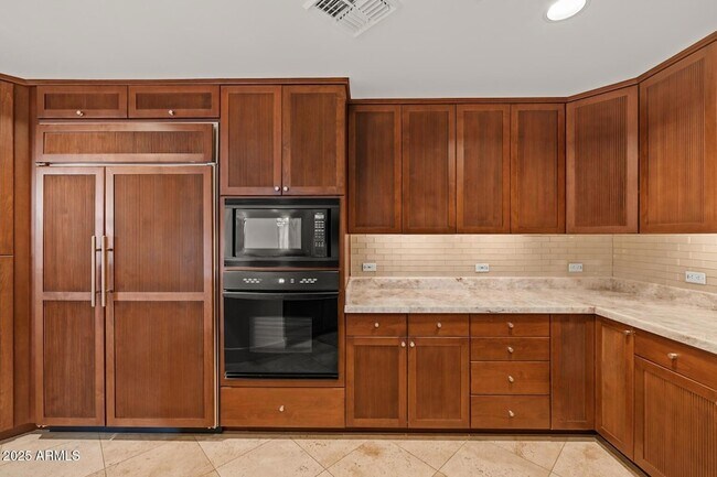 Building Photo - 2402 E Esplanade Ln