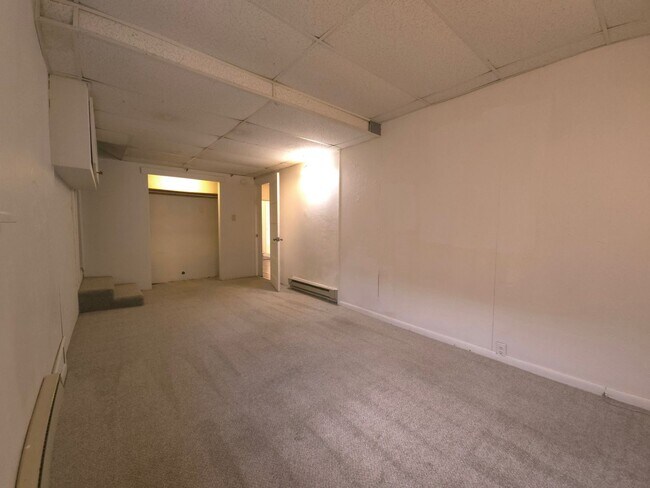 Building Photo - Price Reduced! Great Hill Location- 2 Bedr...