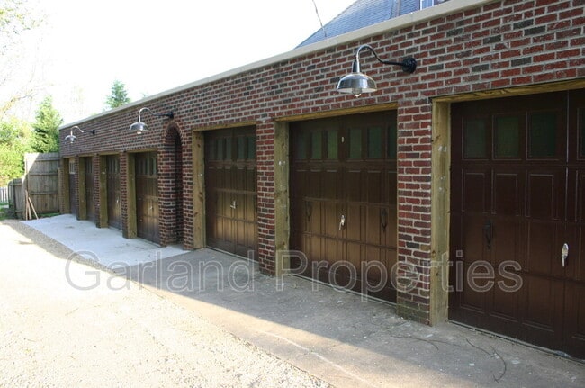 Building Photo - 2049 Windsor Ave SW