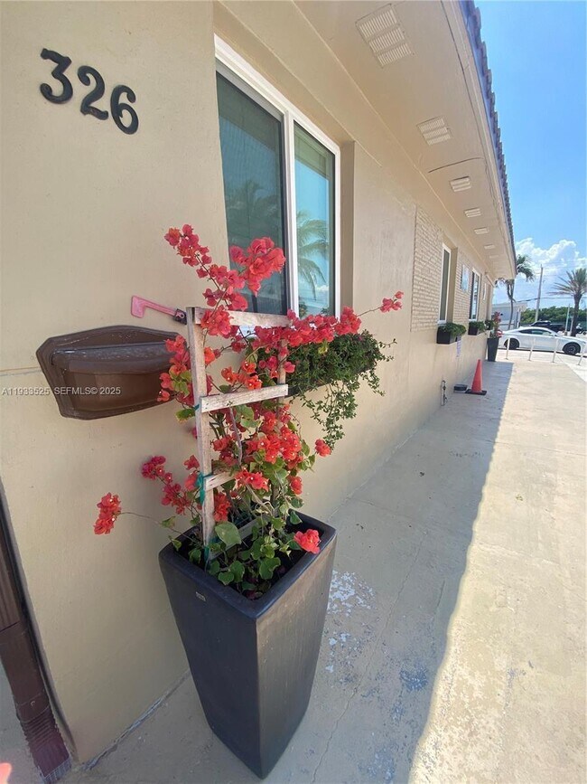 Building Photo - 326 Roosevelt St