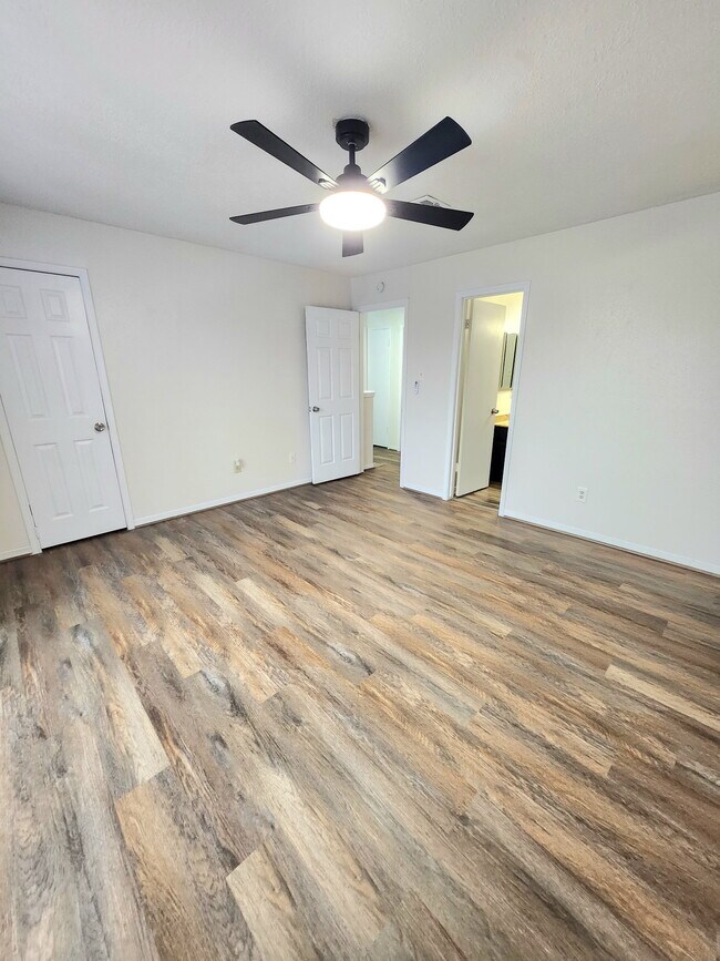 Building Photo - 10045 Emerald Creek Dr