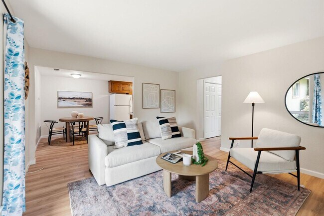 Building Photo - Beautifully updated 2-bedroom, 1.5-bathroom duplex