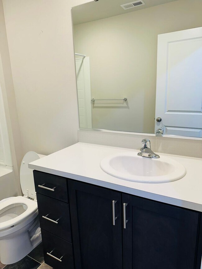 Building Photo - Newer 3-Story 3 Bedroom DR Horton Home in ...