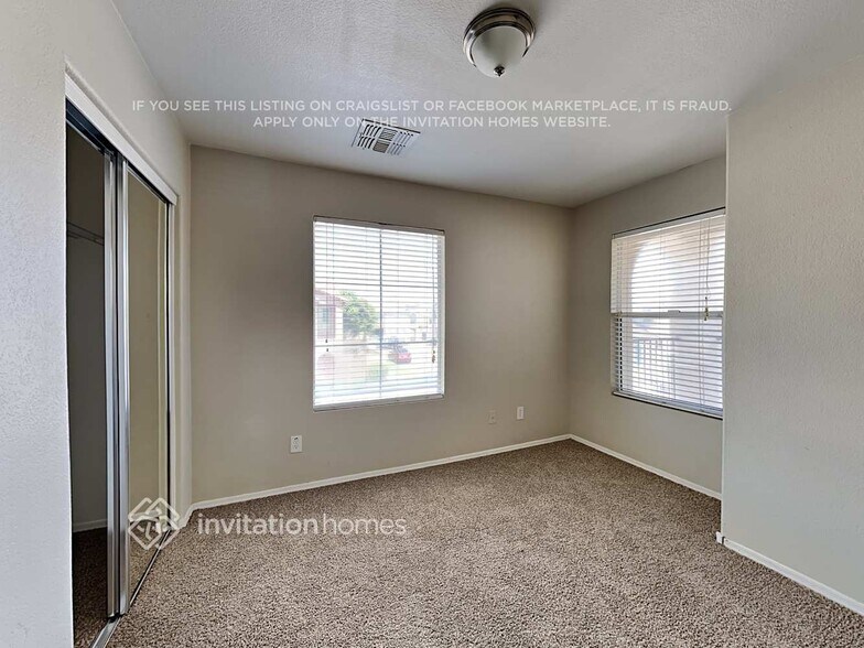 Building Photo - 1515 E Sheraton Ln