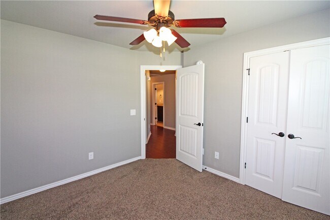 Building Photo - 902 SW Caprington St