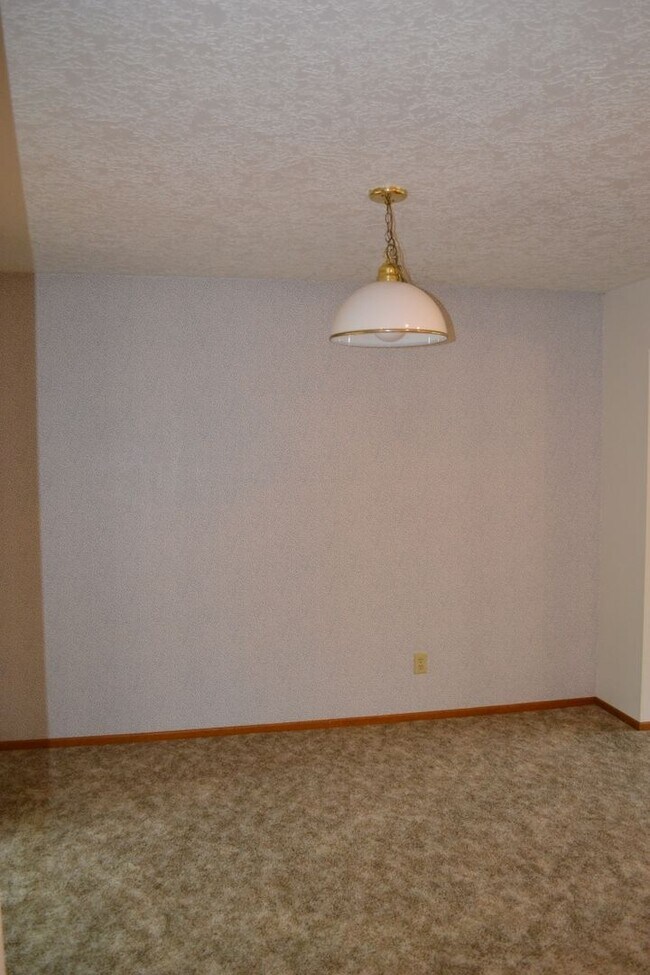 Building Photo - BEAUTIFUL 3 BEDROOM 3 BATH HOUSE LOCATED IN SOUTH SALEM