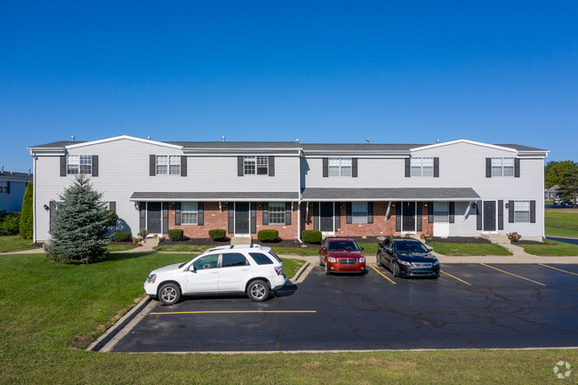 Building Photo - Carriage House Apartments & Townhomes