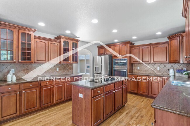 Building Photo - Low-Maintenance Living in Desirable West Side Neighborhood 5 bd, 2 car garage and AC