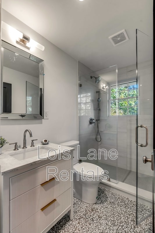 Building Photo - 7 Logan St