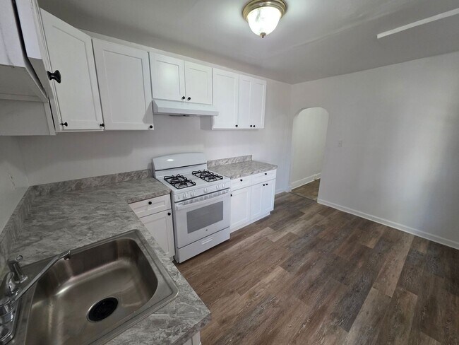 Building Photo - 1615 Lancaster Ave