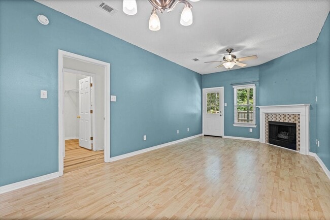 Building Photo - 2 Bedroom in Convenient Area
